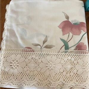 Mikasa Silkflowers Table Cloth Set